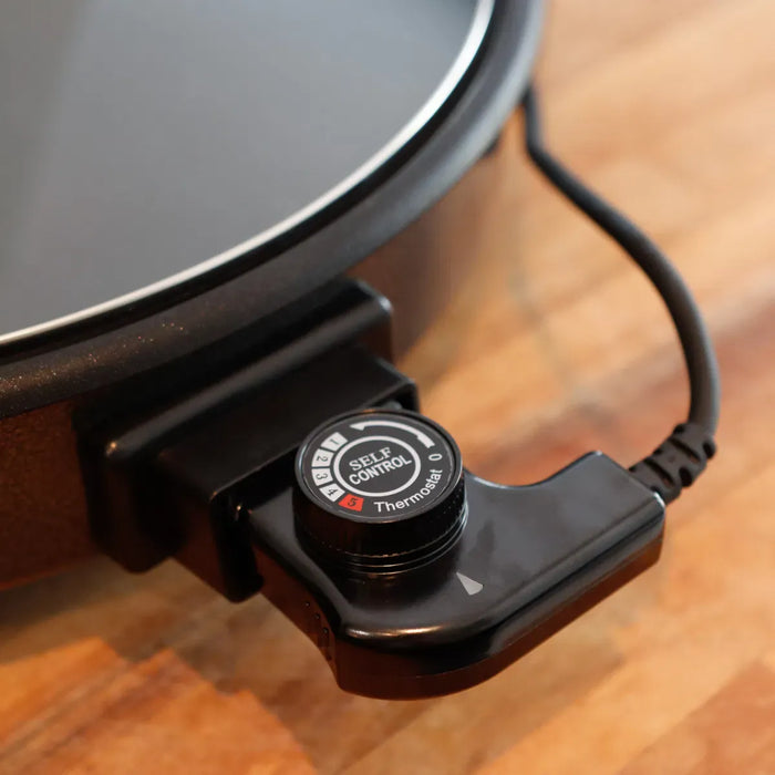 Leisurewize Electric Skillet 38cm - product image,close-up on thermostat