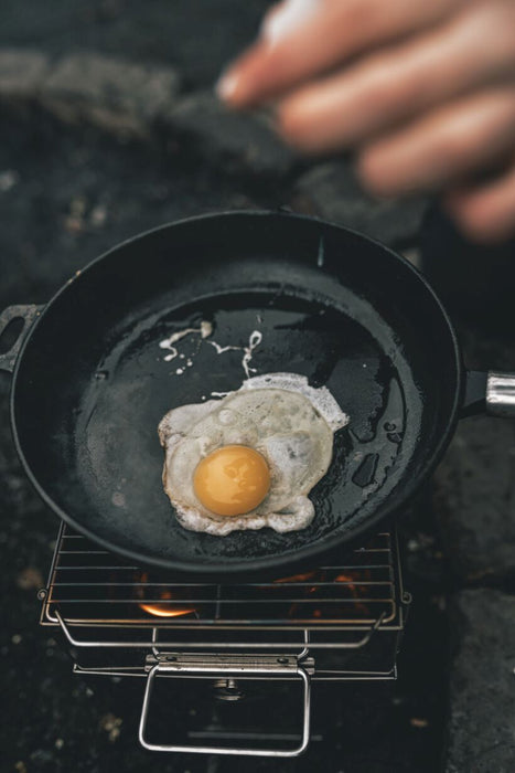 Robens Tahoe Pan lifestyle image of egg frying in pan